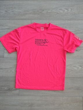 Men's Toronto Marathon Performance T-Shirt — Neon Pink